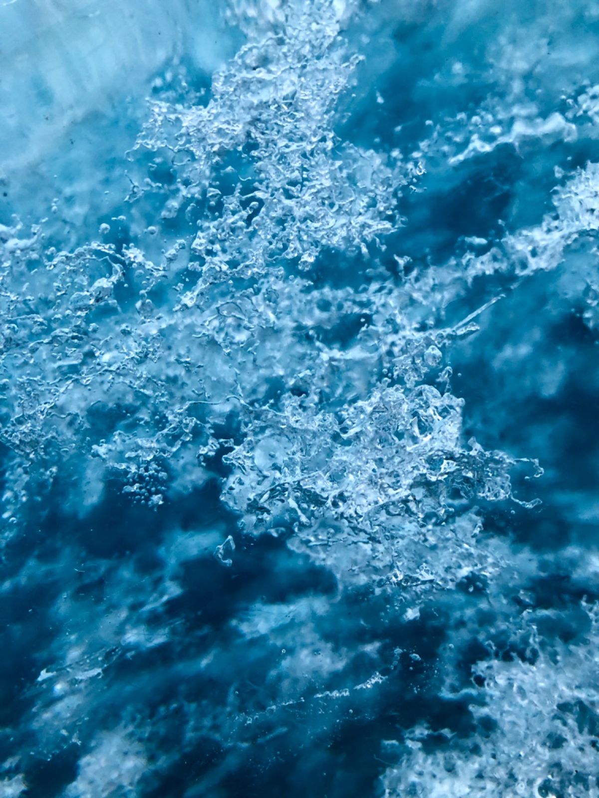 クレバスの中を通ってると
氷河の中では少しだけ氷が溶けて水が流れてるのがわ...